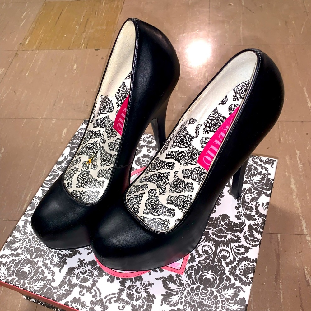 BORDELLO Black Pump/Heel
